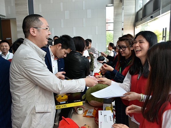 2017年“爱心义卖、、、康健乐跑”