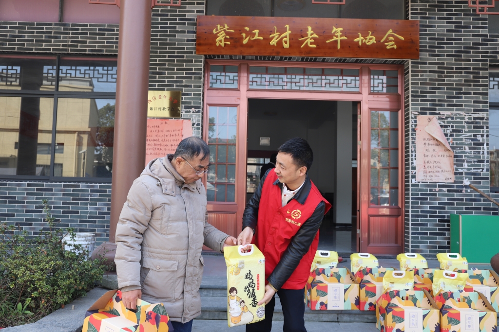 暖春意，，，敬老情-人生就是博官方网站多年坚持慰问孤寡老人